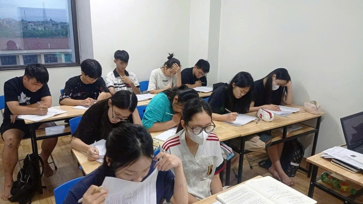 Không gian lớp học thực tế tại Toán Thầy Khánh