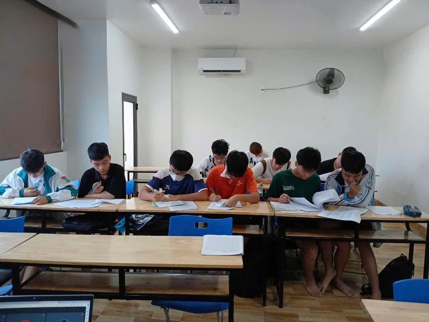Học sinh lớp Toán Thầy Khánh chăm chú làm bài trong buổi học