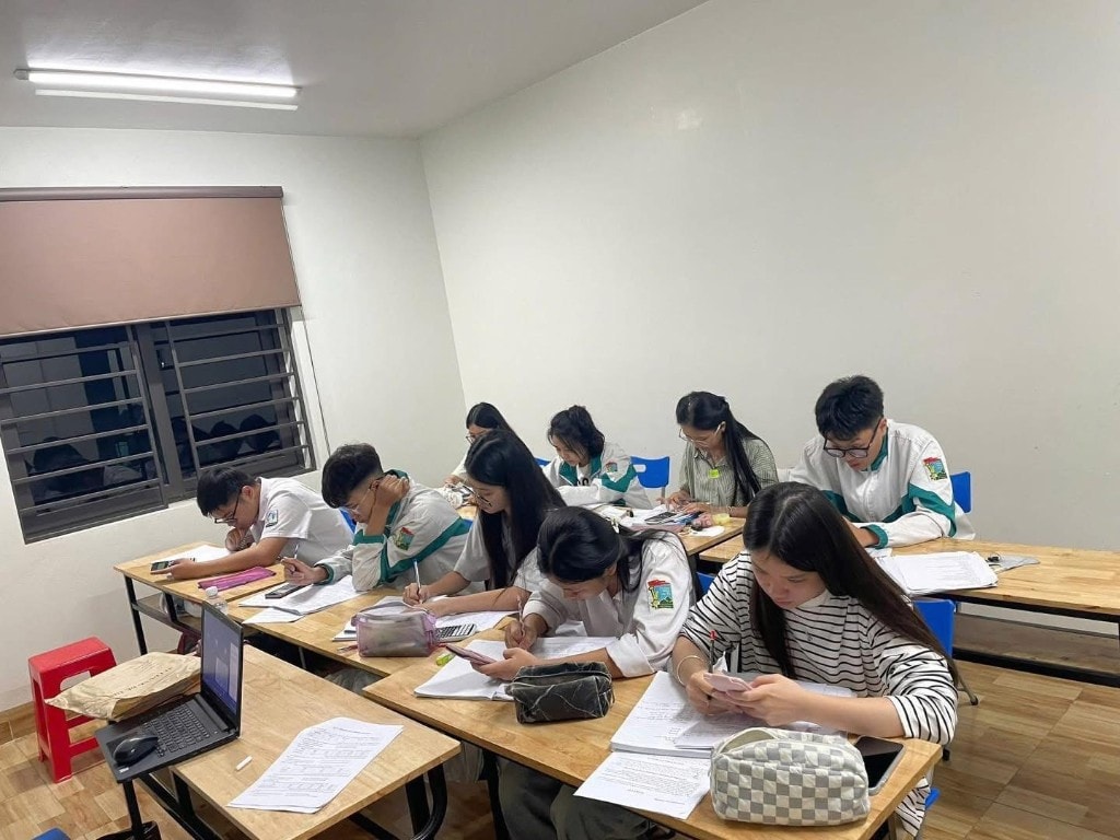 Buổi học Toán vào 10 sĩ số nhỏ tại lớp thầy Trần Khánh