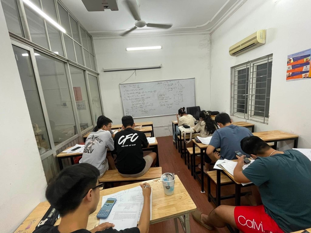 Không gian lớp học thực tế với bảng bài giảng tại Toán Thầy Khánh